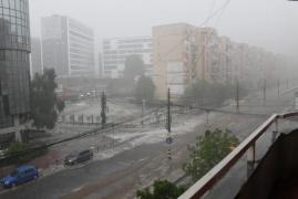 Cod galben de ploi, vijelii şi grindină în 32 de judeţe şi cod galben de inundaţii pentru 30 de judeţe, de sâmbătă de la prânz