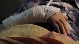 Bătrân din Constanța, snopit în bătaie cu o bară metalică în timp ce-și căuta câinele