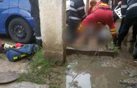 Moarte cumplită pentru un bărbat din Schela Cladovei, Mehedinţi. A intrat cu doi vecini în canalizare, să o cureţe, şi nu a mai ieşit