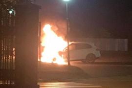 Un bolid de lux a ars la Galaţi, lângă o benzinărie. Poliţia a descoperit că maşina a fost lovită cu o sticlă incendiară (video)