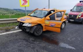 Maşină izbită de parapeţi pe autostrada A1, în Sibiu
