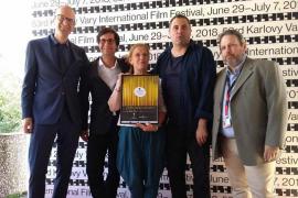 Filmul "Îmi este indiferent dacă în istorie vom intra ca barbari", regizat de Radu Jude, a cîştigat Globul de Cristal, Marele premiu al festivalului de film de la Karlovy Vary