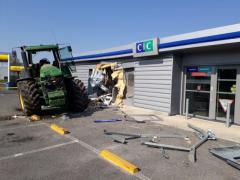 Jaf ca-n filme! Cinci români au furat un tractor, în Franţa, au intrat cu el prin zidul unei bănci şi au smuls un bancomat