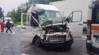 Dubă izbită de un TIR