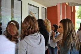 Absolvenți urmăresc tabelele cu rezultatele la admitere liceu