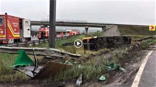 32 de muncitori au fost răniţi, după ce autobuzul în care se aflau s-a răsturnat lângă aeroportul Sibiu