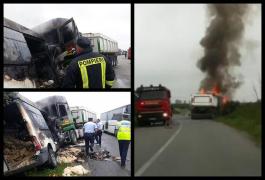Microbuzul care a ars în Maramureş, după ce s-a izbit de un camion, filmat în flăcări. Şoferul a rămas încarcerat, a fost scos din maşină ars (video)