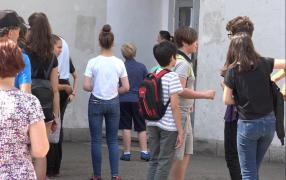 Copii privesc avizierele de la şcoală