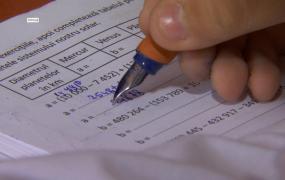 Candidată completează o foaie de examen la Evaluare Naţională