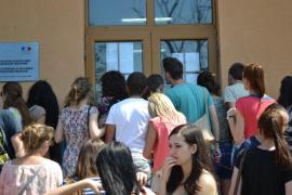 Elevii aşteaptă să se înscrie la a doua sesiune de Bacalaureat 2018