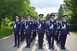Tinerii poliţişti cadeţi, îmbrăcaţi în uniformă