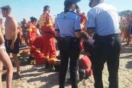 Un tânăr de 23 de ani a fost transportat în comă la spital, după ce a fost scos inconștient din mare, pe plaja Trei Papuci (Video)