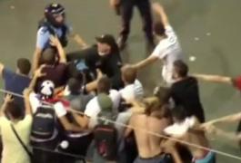 Doi jandarmi, bătuţi de protestatari