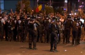 Jandarmeria anunță că armele celor doi jandarmi bătuți de protestatari, în Piața Victoriei, au fost furate