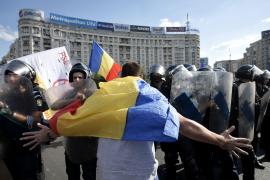 Protestul din Piaţa Victoriei continuă. Mii de oameni protestează paşnic în faţa Guvernului