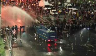 Douăsprezece persoane au avut nevoie de îngrijiri medicale la protestul de sâmbătă din Piaţa Victoriei