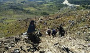 Un copil este singurul supravieţuitor din avionul dispărut în Indonezia, găsit prăbuşit în munţi