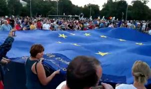 Mii de oameni s-au adunat în Piața Victoriei, pentru a patru noapte de proteste