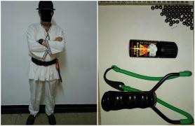 Un bărbat îmbrăcat în costum popular, asupra căruia au fost găsite obiecte periculoase, a fost reținut în Piața Victoriei