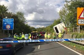 Accident cu 41 de răniţi în Anglia. Un copil s-a născut chiar pe autostradă, imediat după ce un autocar s-a răsturnat
