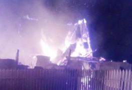 Incendiu devastator la Negrileşti, în Vrancea, unde de peste trei ore ard patru case. O gravidă a fost luată cu Salvarea