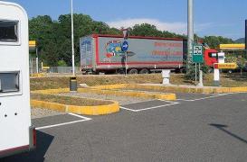 Doi şoferi români de TIR s-au îmbătat într-o parcare din Italia şi au blocat tot traficul