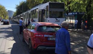 Circulaţia tramvaielor a fost blocată în Pipera de un şofer care şi-a lăsat maşina pe şine