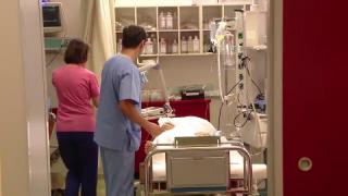 Atac violent la Vaslui. Tânăr în stare gravă, cu fractură craniană, după ce şi-a apărat prietena agresată în club