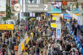 Turişti pe aeroportul Schiphol din Amsterdam