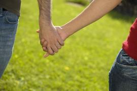 Cuplu bărbat-femeie, ţinându-se de mână