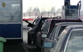 Şofer la un punct de trecere a frontierei în România