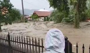 O viitură puternică a distrus mai multe localităţi din Suceava