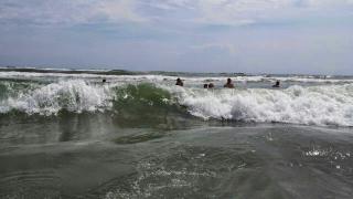 Cod Roşu de înec pe Litoral, salvamarii cer respectarea restricţiilor. Mai mulţi copii şi adulţi au fost salvaţi deja