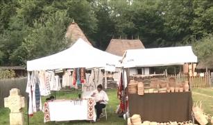 Tarabe cu exponate la Târgul Creatorilor Populari din Sibiu