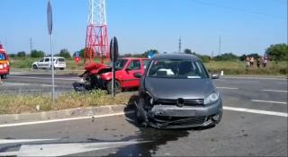 O familie cu trei copii a ajuns la spital, după ce mașina lor s-a ciocnit cu un alt autovehicul, în Caracal (Video)