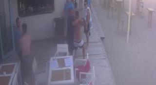 Bătaia dintre turişti şi angajaţii unei terase din 2 Mai, surprinsă pe camere. Patru oameni au ajuns la spital