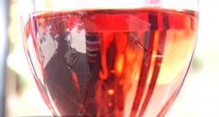 Vinul, preferatul românilor. Record doborât de producătorii autohtoni