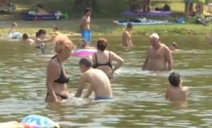 Plajă lângă Capitală. Bucureştenii au parte de umbreluţe şi sezlonguri pe malul lacului Bragadiru