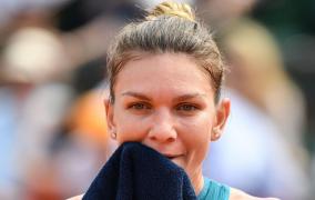 Simona Halep se șterge cu un prosop în finala de la Roland Garros