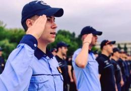 Viitorii poliţişti salută drapelul şi depun jurământul