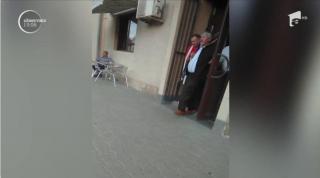 Preot ieşit la pensie, filmat în timp ce nu putea sta în picioare din cauza beţiei