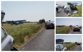 Cu ochii la un avion de pe câmp, un şofer a spulberat maşina din faţă. Victimele opriseră să îşi facă selfie cu avionul
