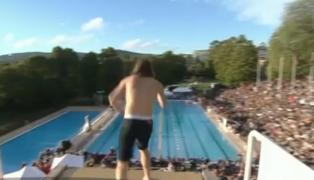 Concurs de "salturi mortale" în Norvegia, pentru cei mai neînfricaţi înotători