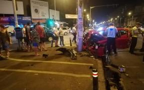 Grav accident în București, pe Șoseaua Pantelimon. O mașină a lovit un stâlp, după impactul cu alt automobil