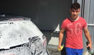 Angajatul unei spălătorii auto din Oradea a înapoiat 13.000 de euro pe care i-a găsit într-o maşină