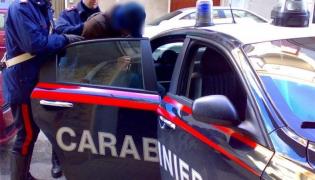 Un român a bătut crunt un copil italian şi l-a pus să ceară îndurare în genunchi. L-a lovit pe băiat până l-a băgat în spital