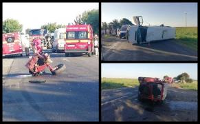 Primele imagini de la accidentul cu 12 victime de la Pogoanele, Buzău. Tractorul s-a rupt în două, după ce s-a lovit cu un microbuz