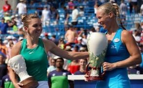 Simona Halep și Kiki Bertens după finala de la Cincinnati