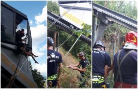 O telecabină care urca spre cetatea din Deva s-a blocat. Cei 19 adulți și copii rămași blocați au fost coborâți de pompieri (Video)