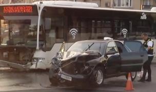 Accident grav în Piaţa Victoriei! Un autoturism s-a ciocnit violent cu un autobuz!